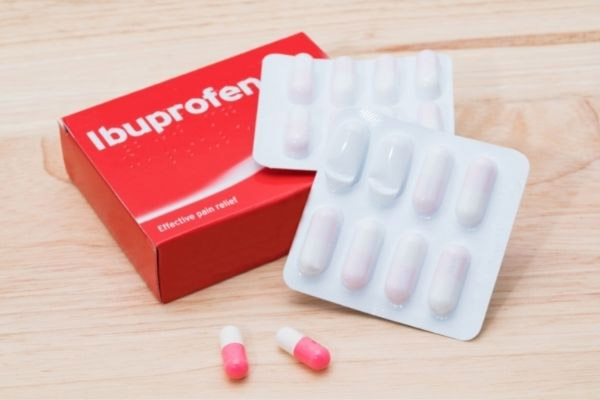 Thuốc giảm đau Ibuprofen được chỉ định nhằm giảm triệu chứng bệnh viêm tai giữa ở người lớn
